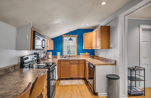 Carlisle Casa | King Size Beds! Close to Carlisle Fairgrounds! Private Deck!