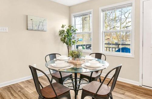 Warsaw Apartamento | King Suite Fiber Internet Full Kitchen