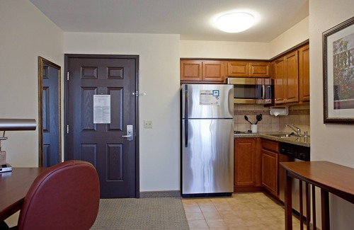 Palmdale Apartamento | King Suite. Free Breakfast. Outdoor Pool & Hot Tub. Near Edwards Air Force Base!