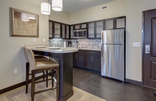 Maryland Heights Condominio | King Suite Great for Business Travelers! Shared Pool + Complimentary Breakfast