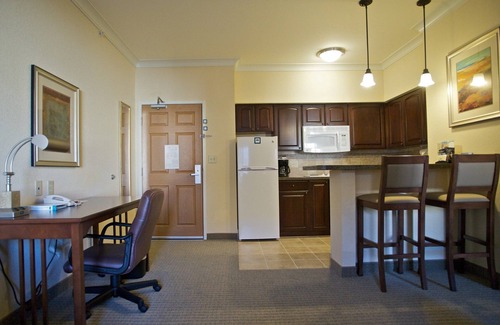 West San Antonio Condominio | Suite King accesible cerca de SeaWorld | Gimnasio + acceso a la piscina accesible