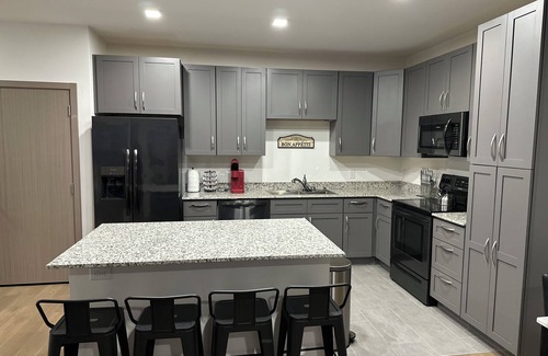 Madison Apartamento | King W/D Smart TV Gym 300Mbps Full Kitchen Garage