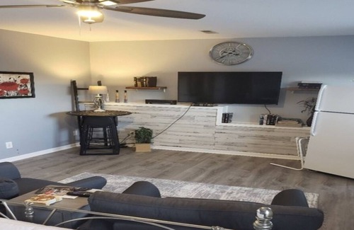 Bellevue Casa | Kings s size bed king The entrance through the front door Long term is availabl