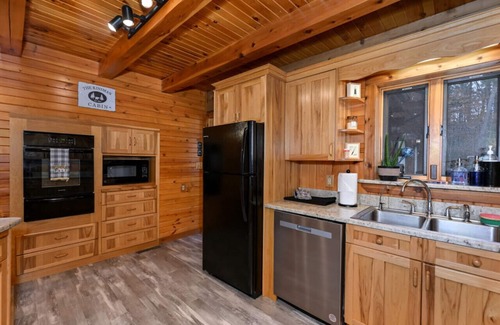 Kinsman Cabina | Kinsman Cabin in the woods on 60 acres w/Hot Tub