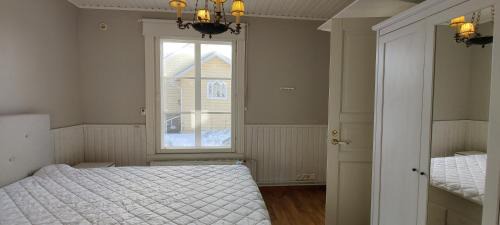 Hameenlinna Apartamento | Kirstulan Kartanon päärakennuksen upea päätyhuoneisto