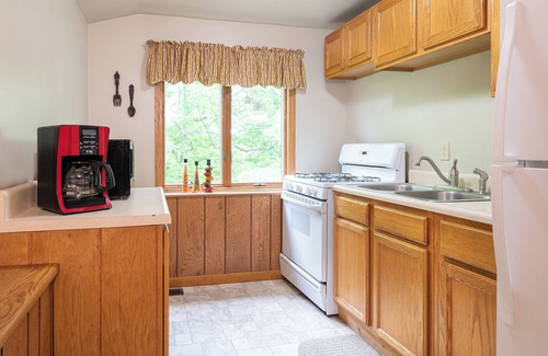 Triumph Cabina | Kishauwau Cabins - Jack's Deluxe Romantic cabin 10 minutes from Starved Rock