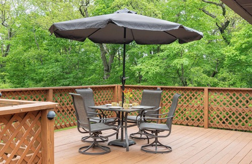 Triumph Cabina | Kishauwau Cabins - Jack's Deluxe Romantic cabin 10 minutes from Starved Rock