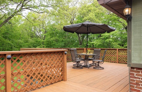 Triumph Cabina | Kishauwau Cabins - Jack's Deluxe Romantic cabin 10 minutes from Starved Rock