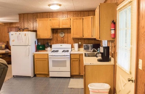 Triumph Cabina | Kishauwau's Starved Rock Area Cabins - Romantic Whirlpool Americana