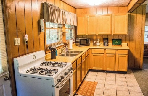 Triumph Cabina | Kishauwau's Starved Rock Area Cabins - Dog Friendly Mother-in-law Family Cabin