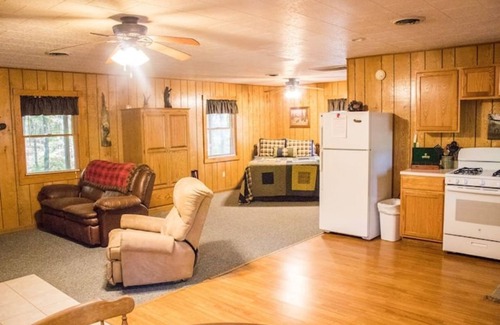 Triumph Cabina | Kishauwau's Starved Rock Area Cabins - Romantic Whirlpool Wilderness