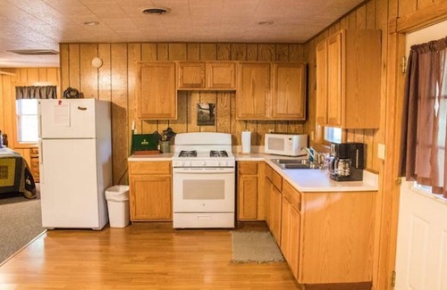 Triumph Cabina | Kishauwau's Starved Rock Area Cabins - Romantic Whirlpool Wilderness