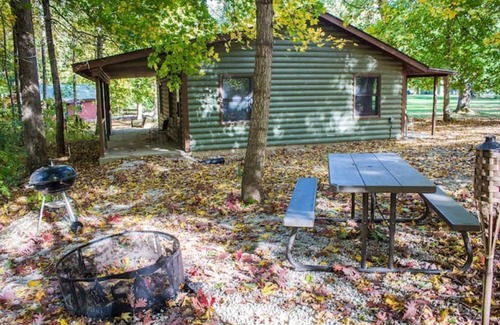 Triumph Cabina | Kishauwau's Starved Rock Area Cabins - Romantic Whirlpool Wilderness