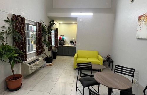 Houston Hotel | Kiwi Inn By OYO Willowbrook Houston Hwy 249 Beltway