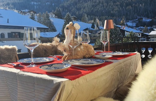 Klosters-Serneus Apartamento | Klosters Chalet. A classic & cosy centrally located apartment in sunny Klosters