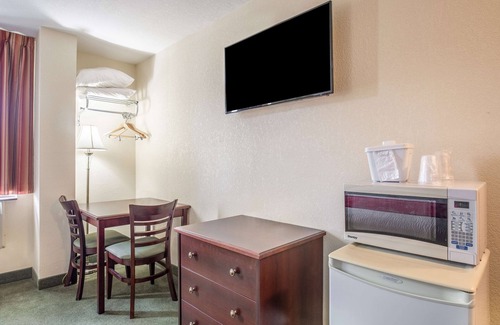 Orillia Hotel | Knights Inn Orillia