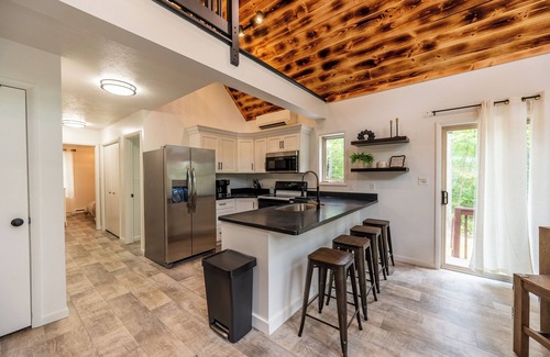 Claysburg Cabina | Knobby and Nice Retreat w/private hot tub, near Blue Knob Ski Resort