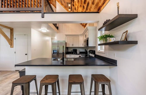 Claysburg Cabina | Knobby and Nice Retreat w/private hot tub, near Blue Knob Ski Resort