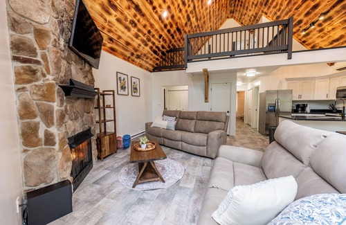 Claysburg Cabina | Knobby and Nice Retreat w/private hot tub, near Blue Knob Ski Resort