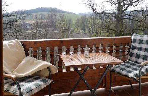 Bad Birnbach Apartamento | Cómodo, apartamento individual con muebles de madera maciza de pino.