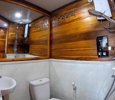 Labuan Bajo Alquiler De Eote | Komodo Cruise 3D2N with Emocean Tour - Monday & Friday Departures