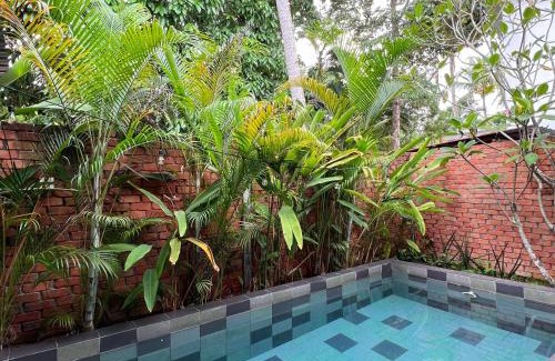 Air Hangat Casa | Kutum's Wooden House - Private Pool, Breakfast & Cafe