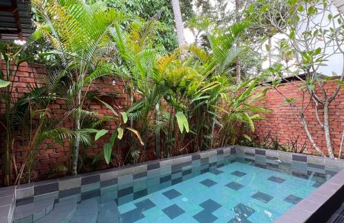 Air Hangat Casa | Kutum's Wooden House - Private Pool, Breakfast & Cafe