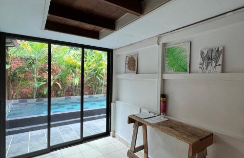 Air Hangat Casa | Kutum's Wooden House - Private Pool, Breakfast & Cafe