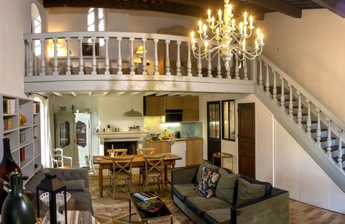 Cucuron Casa | L'Atelier, with its century-old oak trees and panoramic view of the Luberon region
