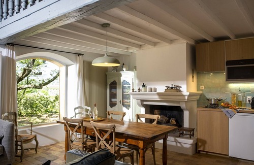 Cucuron Casa | L'Atelier, with its century-old oak trees and panoramic view of the Luberon region