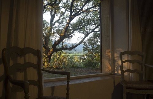 Cucuron Casa | L'Atelier, with its century-old oak trees and panoramic view of the Luberon region