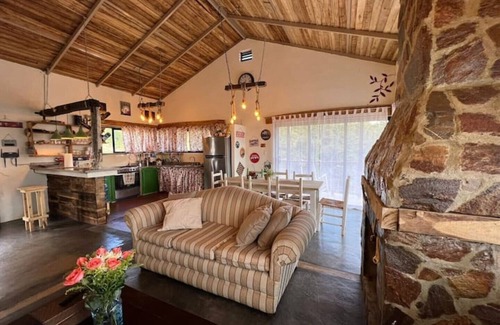 Constanza Cabaña | La Casita de Charo 1, una casa de campo en la montaña, una cabaña llena de vida!
