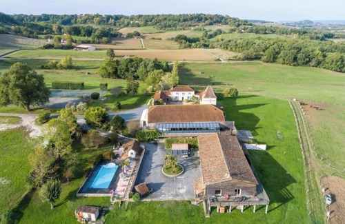 Sainte-Colombe-de-Villeneuve Cabaña | La Ferme Gîte à la Campagne Avec Piscine Privative. Idéal Pour Grande Famille