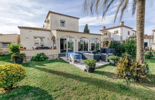 Torroella de Fluvia Villa | La Haya