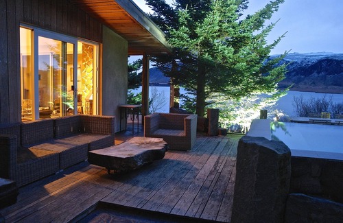 Selfoss Villa | Villa de lujo frente al lago - Moderna - Vistas impresionantes - Bañera de hidromasaje infinita