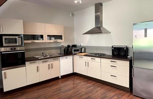 Cambrai Apartamento | La Liberté, Loft 90 m2 rénové centre-ville, terrasse amenagee, jeux & parking