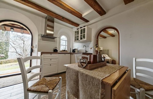 Gex Casa | La Petite Maison, Charming Cottage w/Scenic Views, Garden & Fire Pit