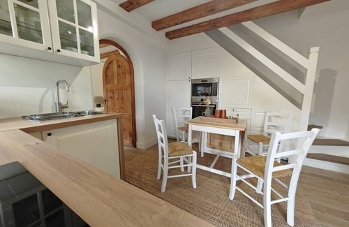 Gex Casa | La Petite Maison, Charming Cottage w/Scenic Views, Garden & Fire Pit