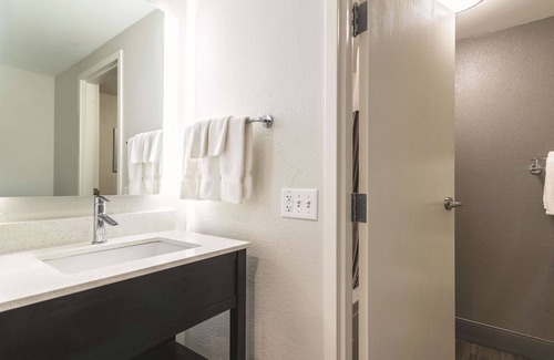 Downtown Hotel | La Quinta Inn by Wyndham Fresno Yosemite