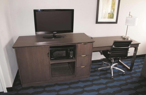 Hazelwood Hotel | La Quinta Inn by Wyndham St. Louis Hazelwood - Airport North