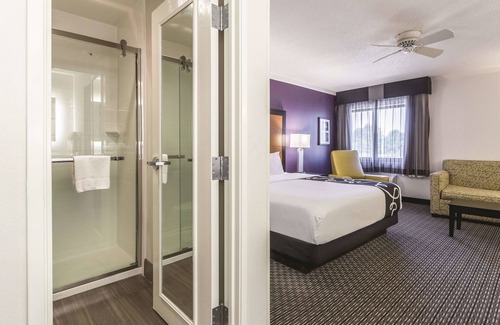 Cleveland Hotel | La Quinta Inn & Suites by Wyndham Cleveland - Airport North