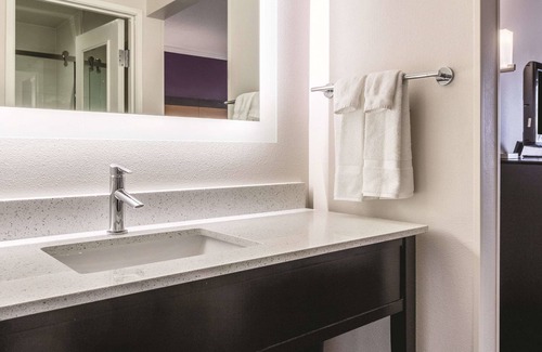 Cleveland Hotel | La Quinta Inn & Suites by Wyndham Cleveland - Airport North