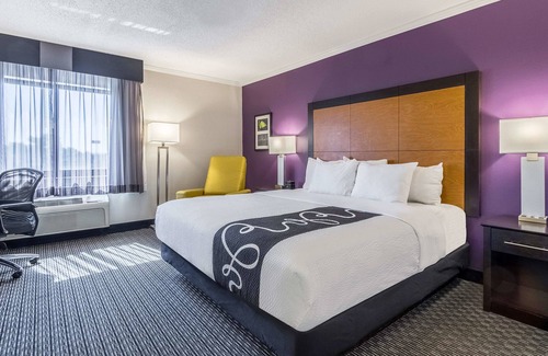 Cleveland Hotel | La Quinta Inn & Suites by Wyndham Cleveland - Airport North