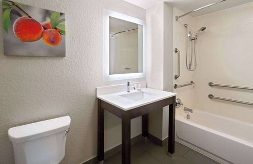 East Point Hotel | La Quinta Inn & Suites by Wyndham Atlanta Airport North