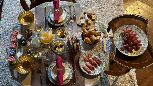 Chevigny-en-Valiere Cama Y Desayuno | La "Suite" du Château de Chevigny-en-Valière comprenant deux chambres séparées, située à 12 minutes de la célèbre ville de Beaune