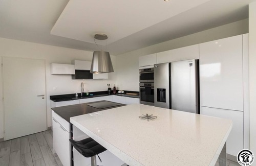 Merville Casa | La Villa - Swimming pool and Jacuzzi