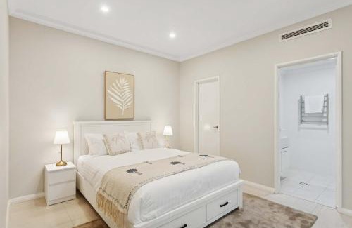 Munster Casa | Lake Coogee Retreat - Spacious 4BR with Spa & Near Beach