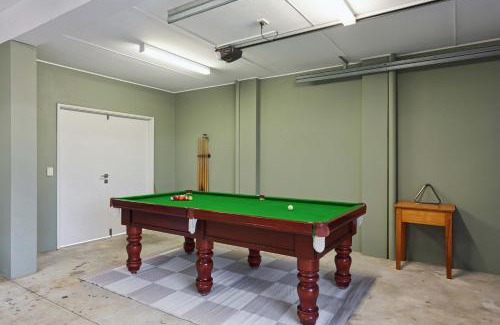 Munster Casa | Lake Coogee Retreat - Spacious 4BR with Spa & Near Beach