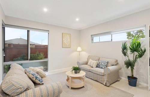 Munster Casa | Lake Coogee Retreat - Spacious 4BR with Spa & Near Beach