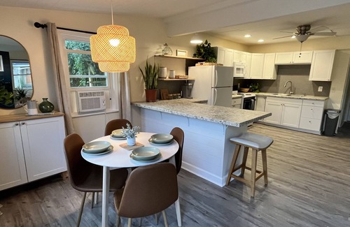 Houston Cabaña | Lake Cottage Retreat: A place to find rest